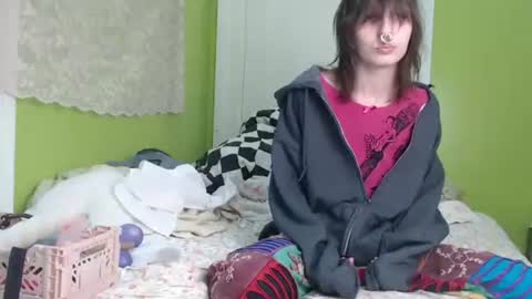 Snapshot of devilg1rl chatting on 10.23.25 poutyangel online show from 10.23.25