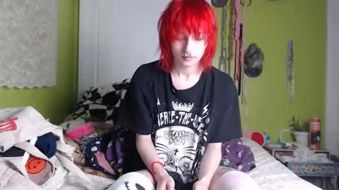 Snapshot of devilg1rl chatting on 12.17.25 poutyangel online show from 12.17.25