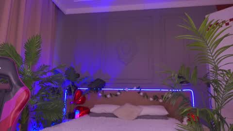 Snapshot of devilinee chatting on 02.22.25 devilinee online show from 02.22.25