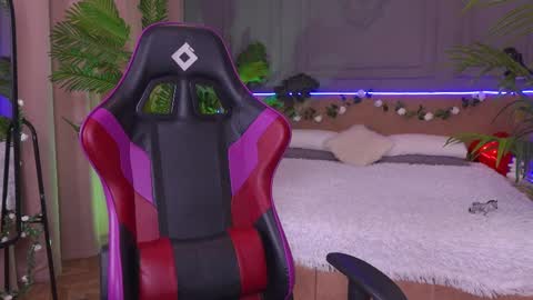 Snapshot of devilinee chatting on 03.06.25 devilinee online show from 03.06.25