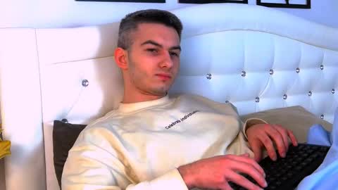 Snapshot of devin_ho chatting on 02.14.25 devin_ho online show from 02.14.25