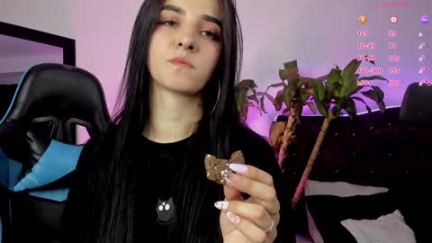 Snapshot of devlin_violet__ chatting on 01.17.25 PaulaInsta  paulacastellanos 1Pvt open online show from 01.17.25