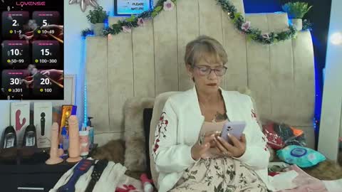 Snapshot of devora_mature65 chatting on 11.30.25 Devora online show from 11.30.25