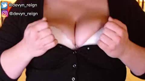 Snapshot of devynreign chatting on 10.05.25 Devyn Reign online show from 10.05.25