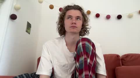 Snapshot of di_n_alex chatting on 06.28.26 Di Alex online show from 06.28.26