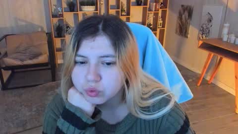 Snapshot of diaangell chatting on 10.26.25 Dia online show from 10.26.25