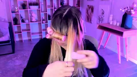 Snapshot of diaangell chatting on 11.08.25 Dia online show from 11.08.25