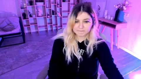 Snapshot of diaangell chatting on 11.09.25 Dia online show from 11.09.25