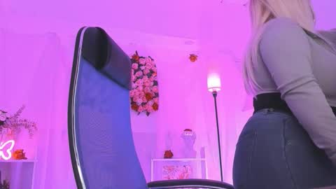 Snapshot of diaangell chatting on 11.14.25 Dia online show from 11.14.25