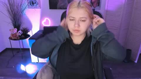 Snapshot of diaangell chatting on 11.23.25 Dia online show from 11.23.25