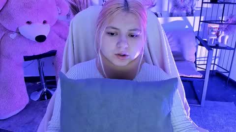 Snapshot of diaangell chatting on 11.24.25 Dia online show from 11.24.25