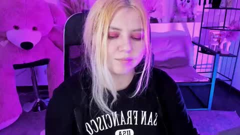 Snapshot of diaangell chatting on 11.25.25 Dia online show from 11.25.25