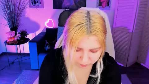 Snapshot of diaangell chatting on 11.26.25 Dia online show from 11.26.25