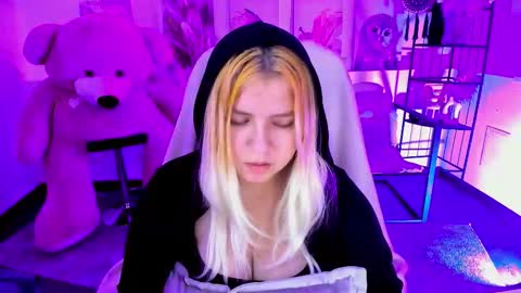 Snapshot of diaangell chatting on 11.28.25 Dia online show from 11.28.25