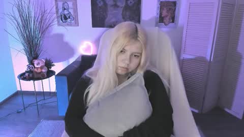 Snapshot of diaangell chatting on 11.29.25 Dia online show from 11.29.25