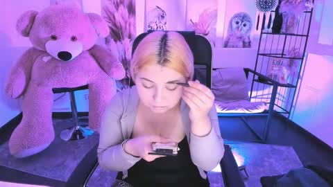 Snapshot of diaangell chatting on 12.04.25 Dia online show from 12.04.25