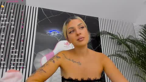 Snapshot of diamond_ava_ chatting on 09.16.25 Thea online show from 09.16.25