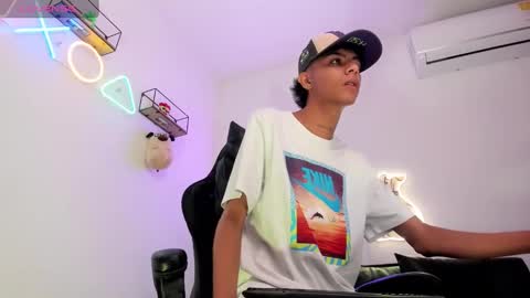 Snapshot of dikey_18 chatting on 12.06.24 dikey_18 online show from 12.06.24