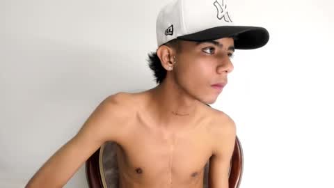 Snapshot of dikey_18 chatting on 02.19.25 dikey_18 online show from 02.19.25