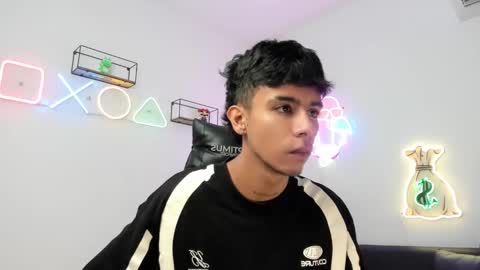 Snapshot of dikey_18 chatting on 03.10.25 dikey_18 online show from 03.10.25