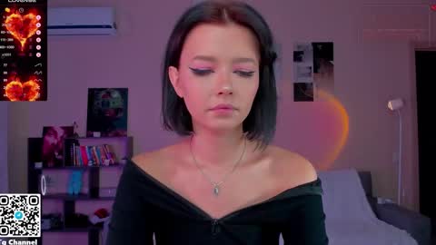 Snapshot of dindin_ chatting on 12.04.25 Jessie online show from 12.04.25