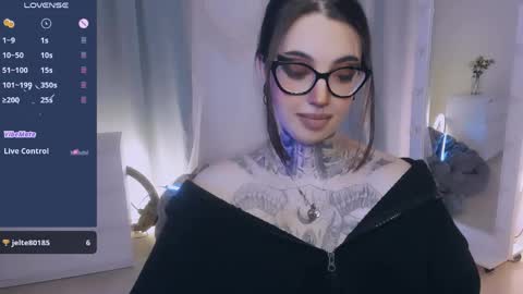Snapshot of dixipixi_ chatting on 04.09.26 dixipixi_ online show from 04.09.26