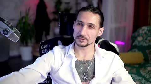 Snapshot of dl_raven chatting on 11.01.25 Silverhand online show from 11.01.25