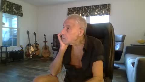 Snapshot of dogluc7 chatting on 12.30.24 dogluc7 online show from 12.30.24