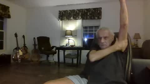 Snapshot of dogluc7 chatting on 12.31.24 dogluc7 online show from 12.31.24