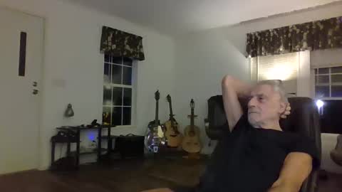 Snapshot of dogluc7 chatting on 01.01.25 dogluc7 online show from 01.01.25