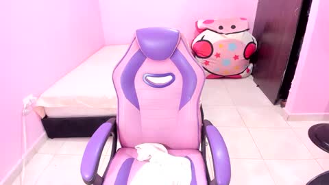 Snapshot of doll___squirt chatting on 10.04.25 sofia de la torre online show from 10.04.25