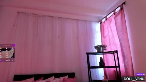 Snapshot of doll_venus chatting on 01.01.25 Roxana  independent model can you help me reach 100 hands up uwu online show from 01.01.25