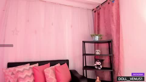 Snapshot of doll_venus chatting on 01.25.25 Roxana  independent model can you help me reach 100 hands up uwu online show from 01.25.25