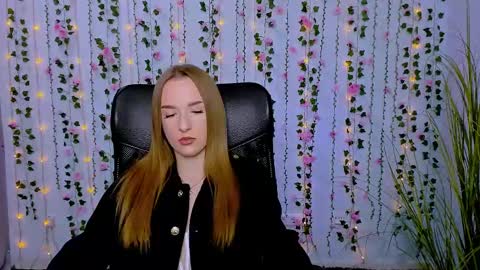 Snapshot of doll_vey chatting on 03.04.25 doll_vey online show from 03.04.25