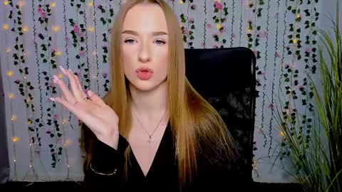 Snapshot of doll_vey chatting on 03.07.25 doll_vey online show from 03.07.25