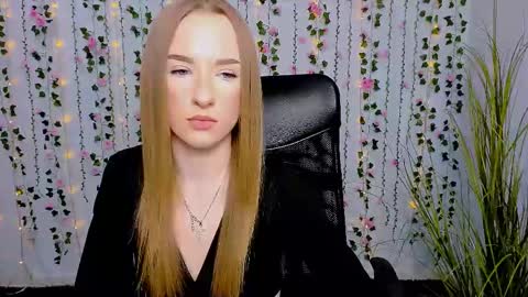 Snapshot of doll_vey chatting on 03.07.25 doll_vey online show from 03.07.25