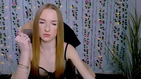 Snapshot of doll_vey chatting on 03.10.25 doll_vey online show from 03.10.25