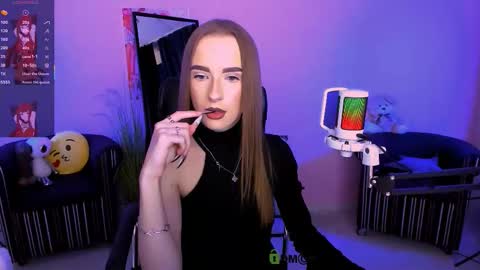 Snapshot of doll_vey chatting on 10.16.25 doll_vey online show from 10.16.25