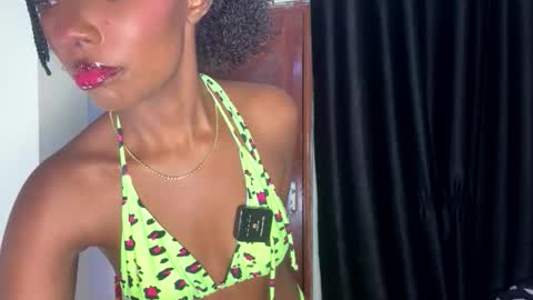 Snapshot of dolldol18 chatting on 11.01.25 Doll online show from 11.01.25