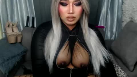 Snapshot of dominant10inchcock chatting on 10.31.25 dominant10inchcock online show from 10.31.25