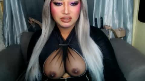 Snapshot of dominant10inchcock chatting on 11.17.25 dominant10inchcock online show from 11.17.25