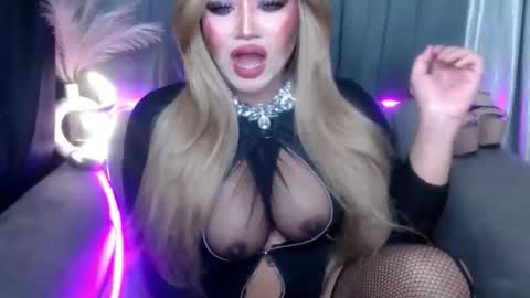 Snapshot of dominant10inchcock chatting on 12.20.25 dominant10inchcock online show from 12.20.25