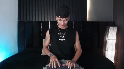 Snapshot of dominic_ghost chatting on 11.12.25 Dominic online show from 11.12.25