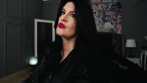 Snapshot of dommelisa chatting on 10.10.25 Dom Melisa online show from 10.10.25