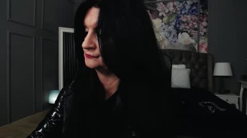 Snapshot of dommelisa chatting on 10.21.25 Dom Melisa online show from 10.21.25