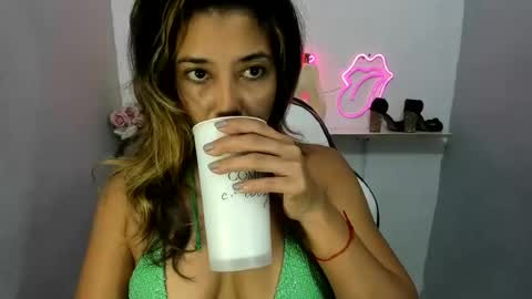 Snapshot of dona_tella chatting on 06.23.26 dona_tella online show from 06.23.26