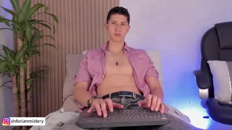 Snapshot of dorian_mystery chatting on 10.03.25 dorian_mystery online show from 10.03.25