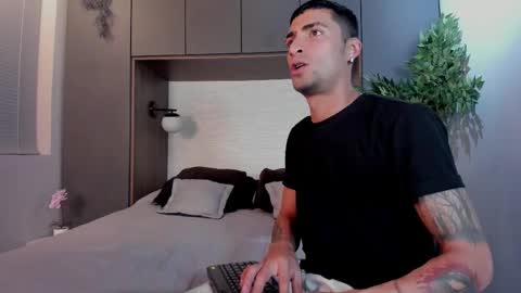 Snapshot of drakeneumann chatting on 02.10.25 Drake Neuman online show from 02.10.25