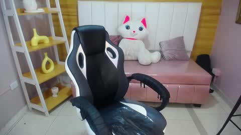 Snapshot of draviana_a chatting on 10.19.25 Draviana online show from 10.19.25