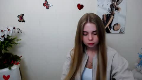 Snapshot of dream_mari chatting on 06.18.26 Mari online show from 06.18.26